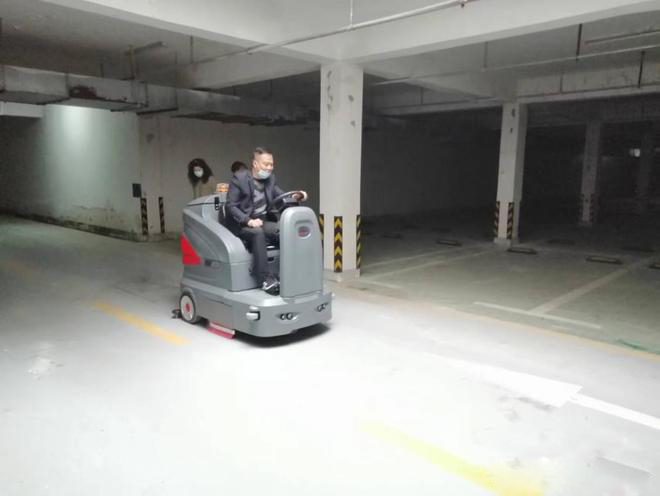 三沙小区物业保洁不用人力改用驾驶式洗地机了